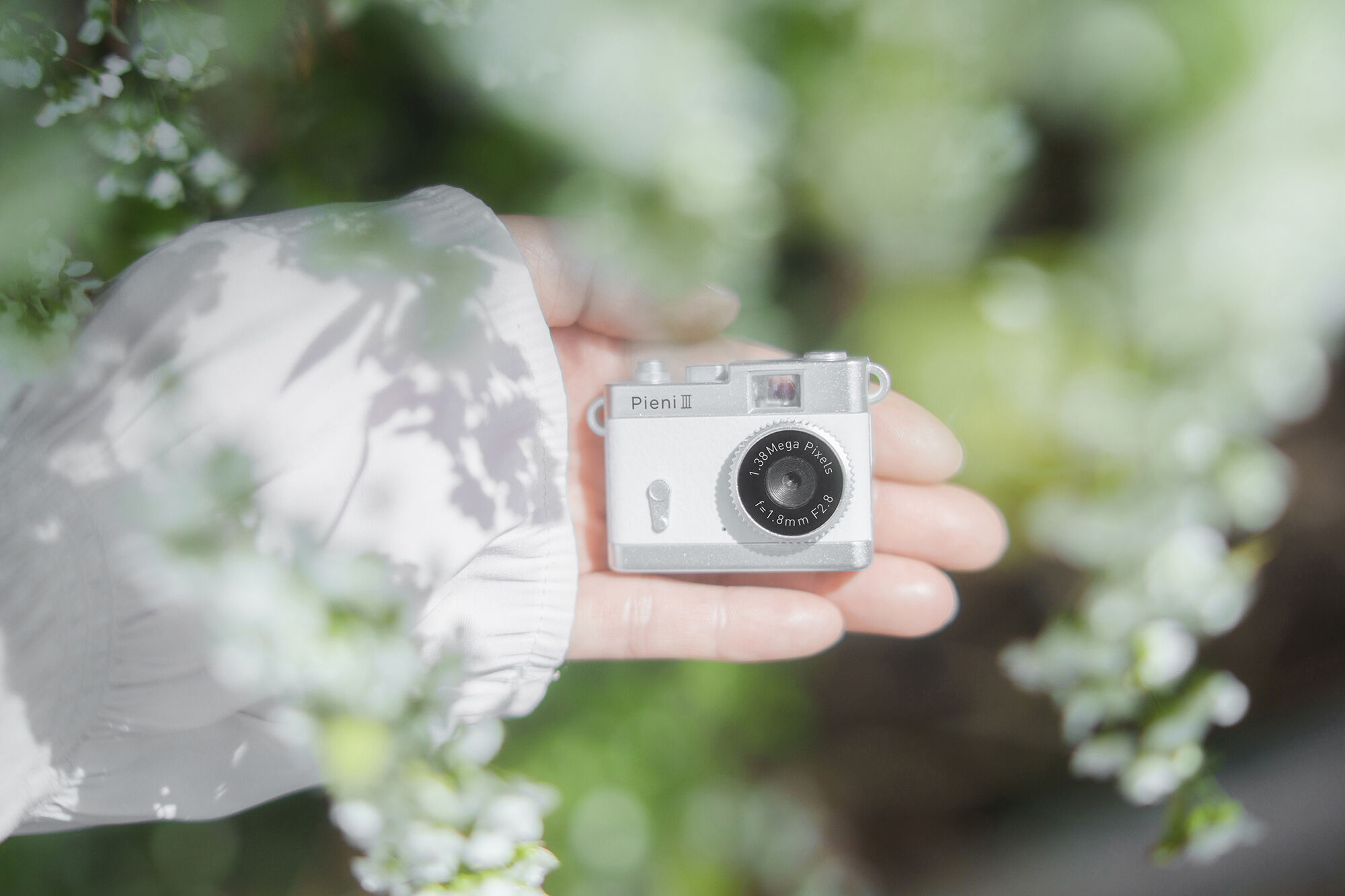 液晶もファインダーもない、だから特別。超小型トイカメラ ｢Pieni III｣ の遊び心｜FINDERS｜あなたのシゴトに、新たな視点を。